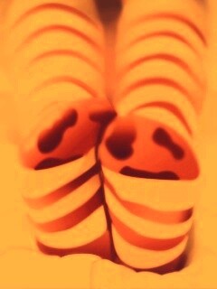 Ножки в полосатых чулках обои