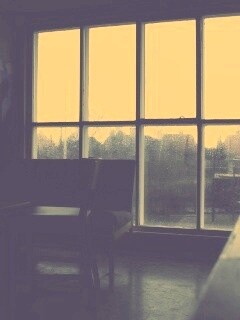 Тёмная комната и дождь за окном обои