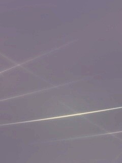 Лучи света на тёмно-синем фоне обои