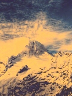 Снежные горные вершины на ветру обои