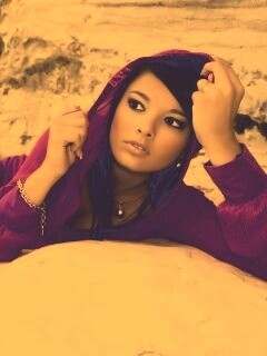 Девушка в розовой накидке обои