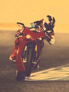 Мотоциклист на заднем колесе обои