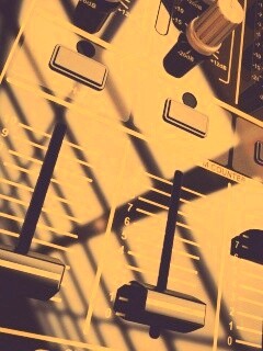 Пульт диджея и отражение на нем обои