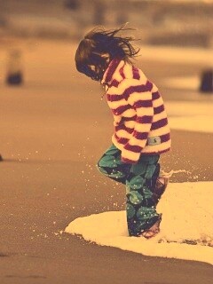 Ребенок и волна обои