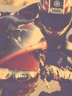 Мотоциклист на красной ямахе обои