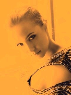 Блондинка у окна обои