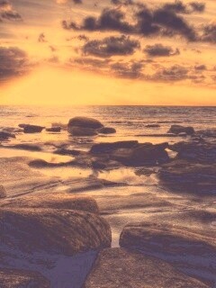 Каменистый берег на закате обои