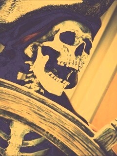 Скелет пирата за штурвалом обои