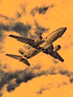 Самолет гражданской авиации в небе обои