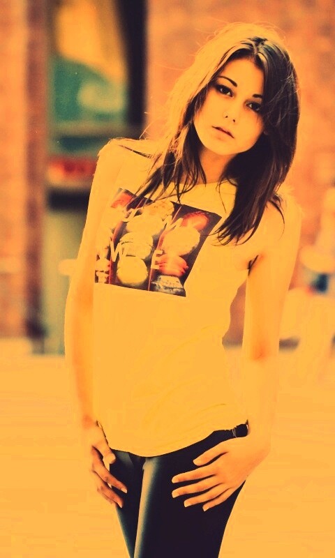 Молодая девушка в городе обои