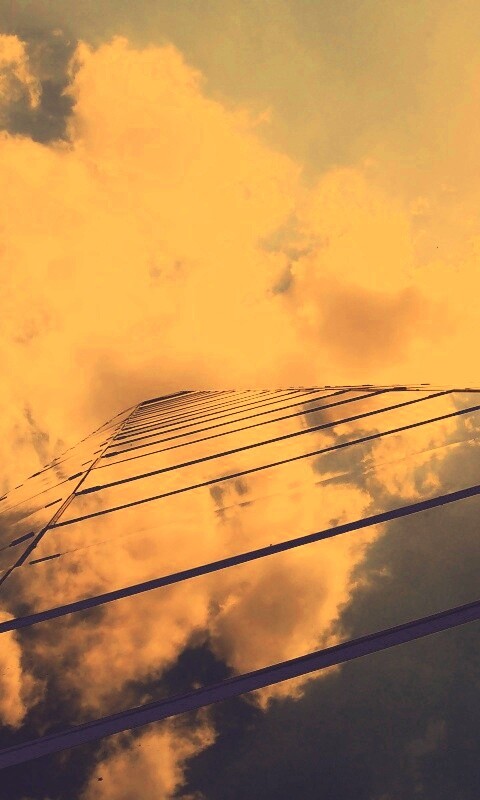 Стеклянный небоскреб уходящий в небо обои