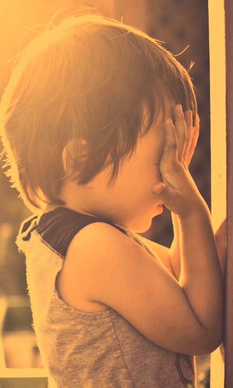 Малыш играет в прятки обои