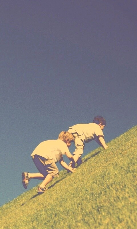 Дети взбираются в гору обои