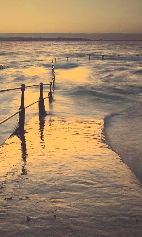 Пирс уходящий в море обои