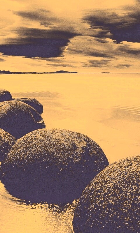 Круглые камни на берегу обои