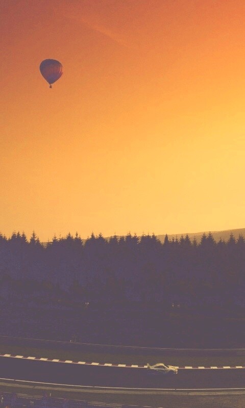 Воздушный шар над треком обои