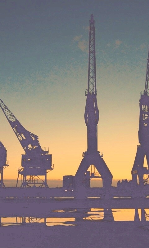 Силуэты портовых кранов обои