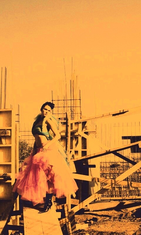 Девушка на стройке обои