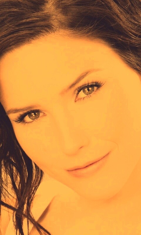 Симпотичная шатенка обои