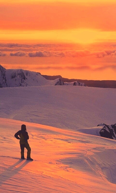 Путешественник в горах обои