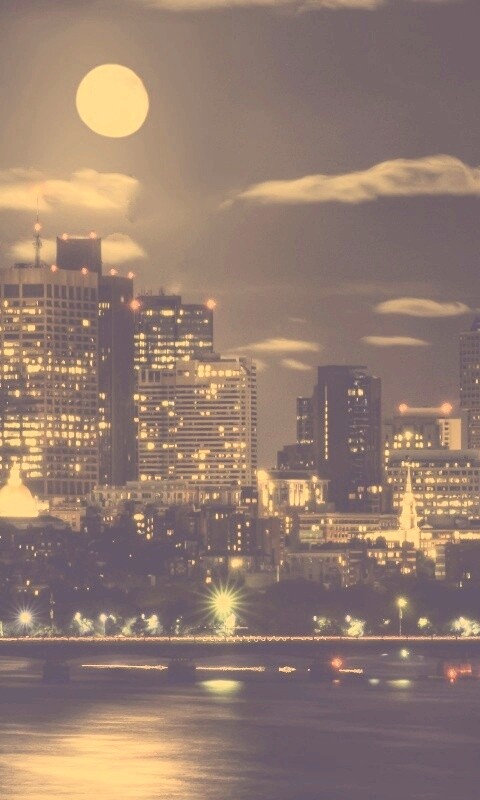 Луна над мегаполисом обои