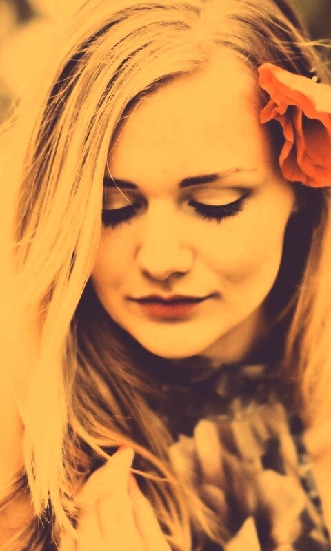 Блондинка в маках обои