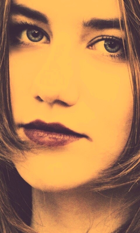 Взгляд голубоглазой девушки обои