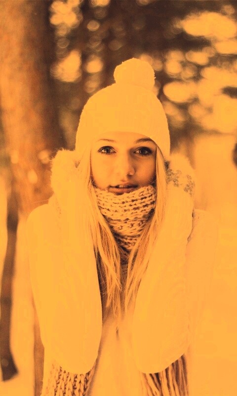 Девушка в белом в снежном лесу обои