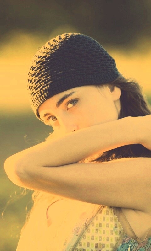 Спрятавшись за сгибом руки обои