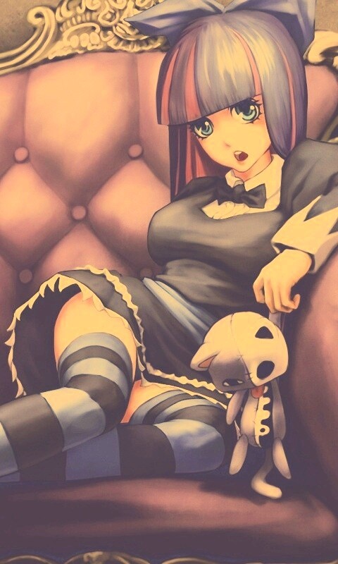 Девочка с куклой котенка обои