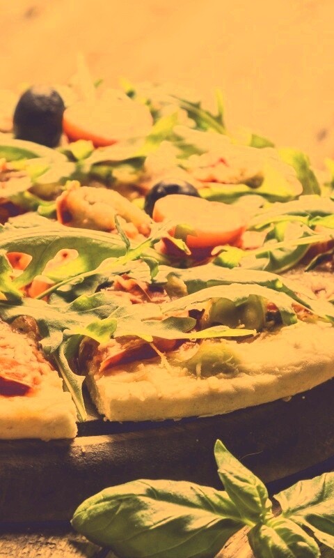 Свежая пицца с рукколой обои