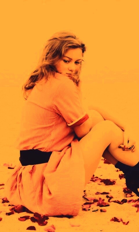 Девушка среди лепестков на пляже обои