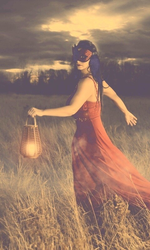 Девушка со свечей обои