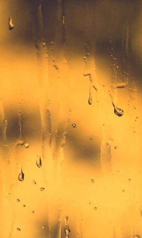 Текущая по стеклу вода обои