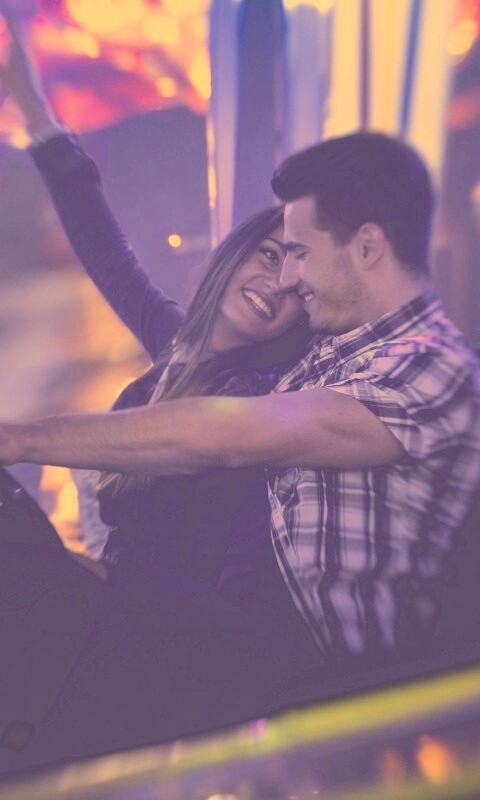 Счастливая пара на аттракционах обои