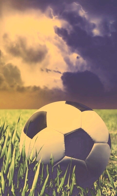 Футбольный мяч на газоне обои
