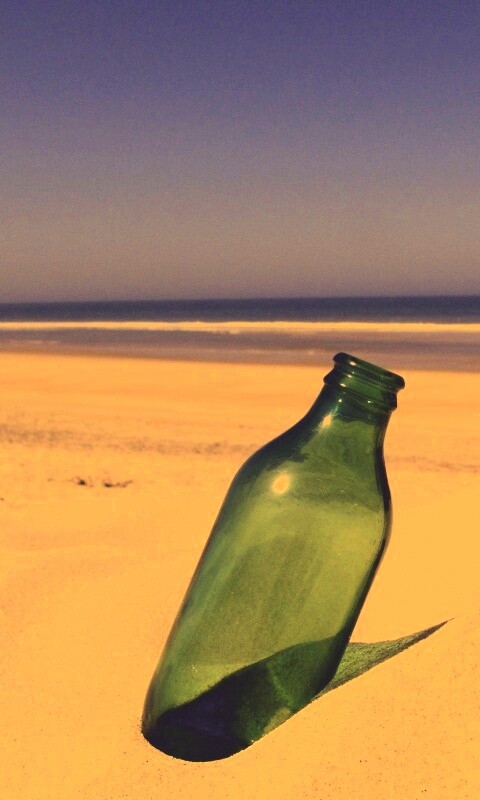 Бутылка на пляже обои