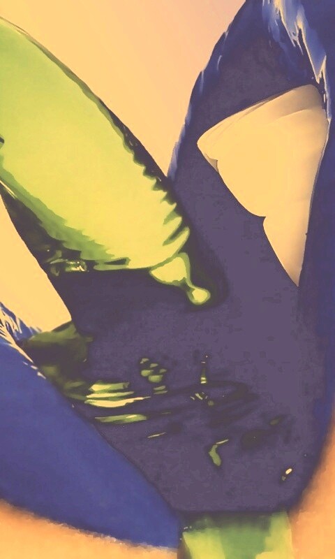 Пьющая девушка обои