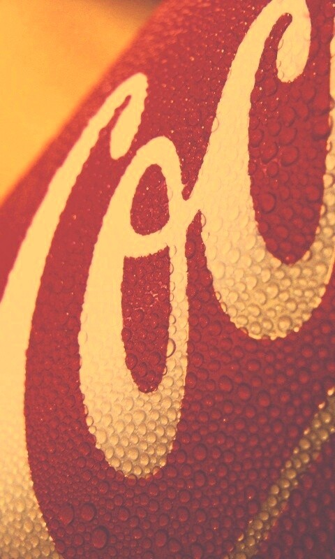 Запотевшая банка Кока-Колы обои