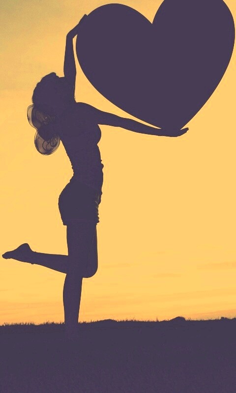 С сердцем в руках обои