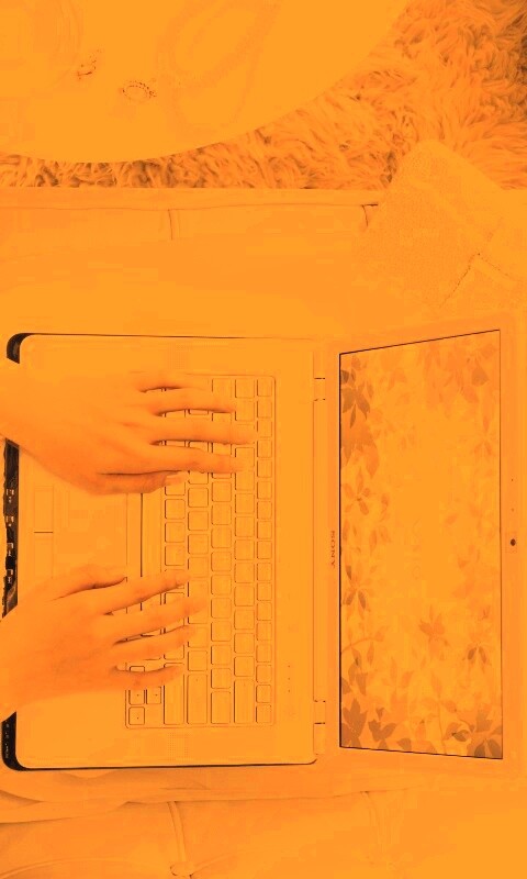 Девушка с ноутбуком vaio обои