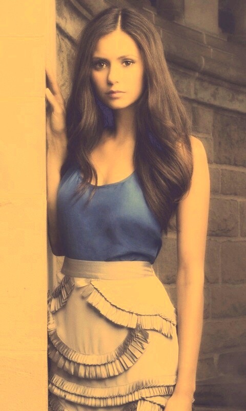 Девушка на лестнице обои