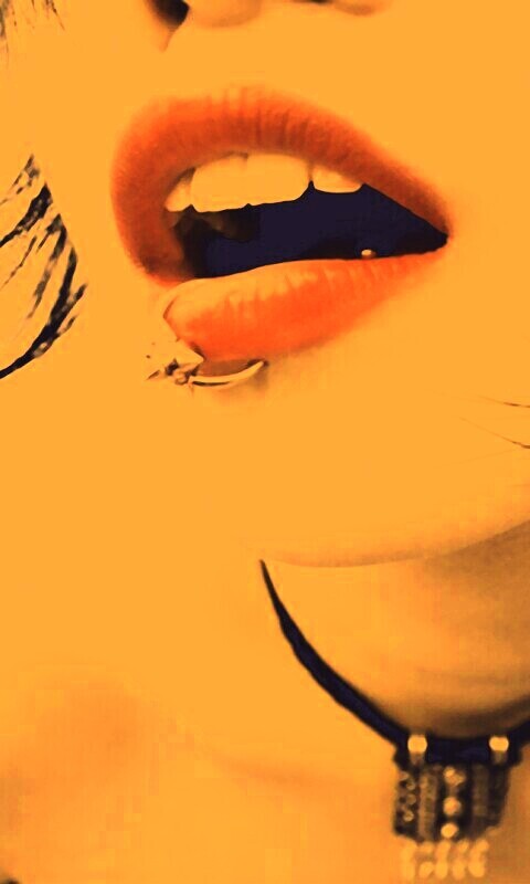 Девушка с кольцом обои