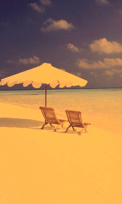 Песчаный пляж с двумя жезлонгами обои