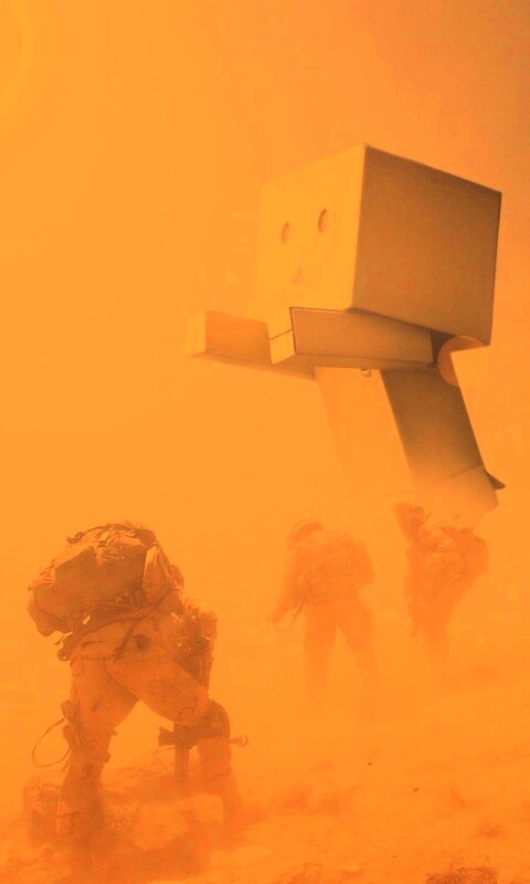 Картонный человек среди солдат обои