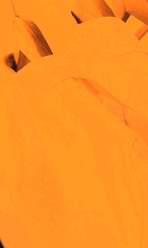 Вещи на вешалке обои