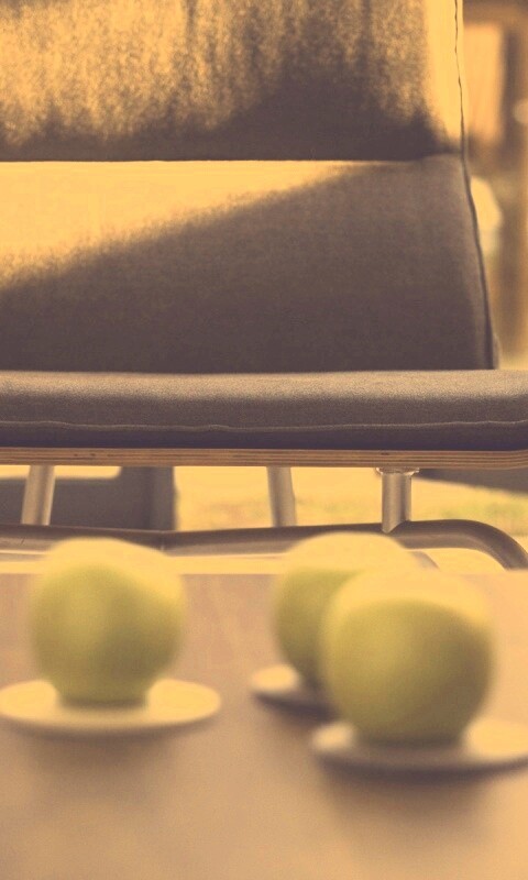 Яблоки на столе обои