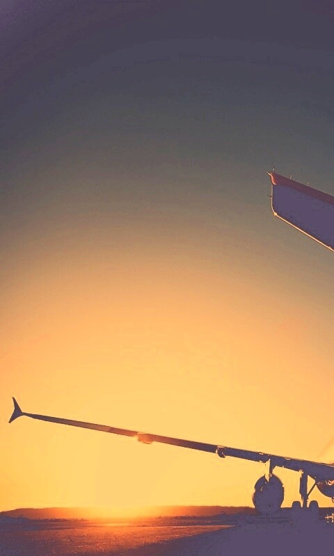 Самолет на закате обои