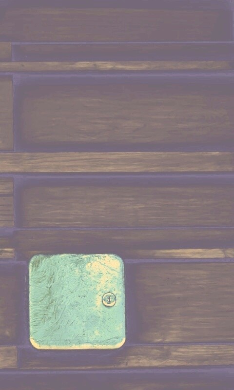 Коробка на деревянной стене обои