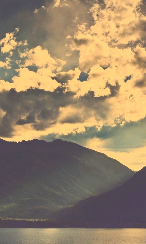 Свет на склонах гор обои